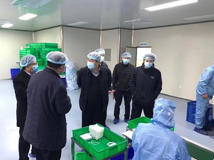 2月9日，高新區(qū)領導現(xiàn)場指導防疫物資生產及原材料短缺問題
