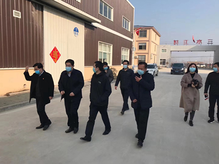 高新區(qū)黨工委書記郭保存、黨組成員楊紹青、馬嶺崗鎮(zhèn)書記李洋來公司監(jiān)督防疫物資生產